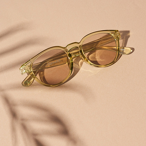 旅行やアクティブシーンにぴったり! 金具不使用の軽量サングラス