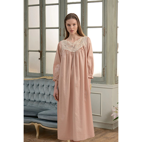 生地そのものが美しい微光沢の表面感。ふくらみのある柔らかな肌触りのコットンサテンを使用した美しいナイティーシリーズ。