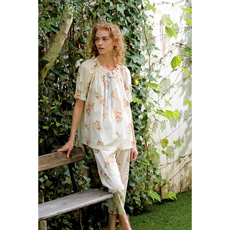 シングルガーゼはまるで素肌のような柔らかさと軽量感、そして清涼感のある通気性が人気の秘訣。