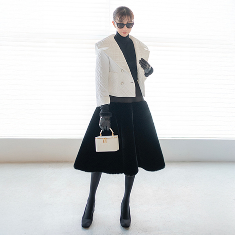 新年のコーディネートをシックに彩る、万能なブラック&ホワイトアイテム