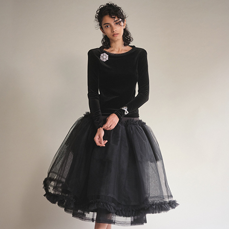 春にこそ纏う、漆黒のエレガンス。「洗えるデイジーベロア」の最新コレクション