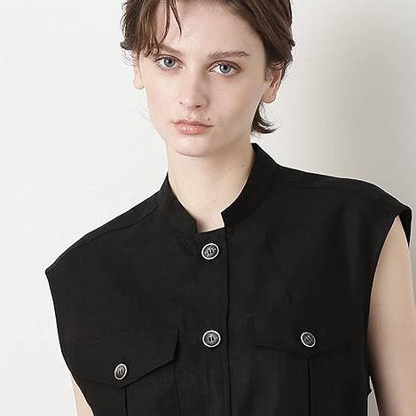 クラシカルな上品さが引き立つサファリジャケットスタイルのジレ