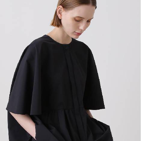 ドライタッチで夏のデイリースタイルに頼れるブラウス