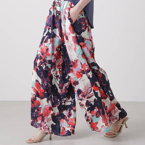 イージーパンツで叶えるリラクシーでエレガンスな装い