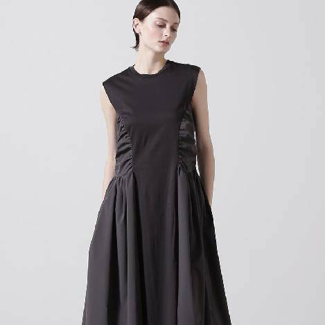 軽やかな着心地の上品ワンピース