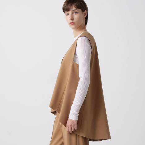 マニッシュ感にエレガントさがプラスされた大人の女性のジレスタイル