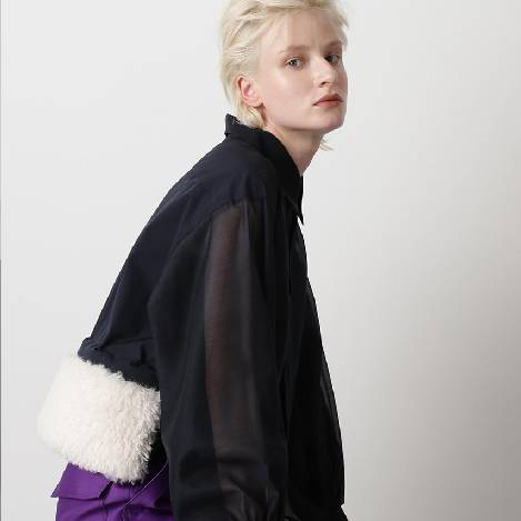 シアー×ファーの異素材使いが印象的なブラウス