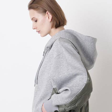 大人カジュアルコーデが映える上質フーディー