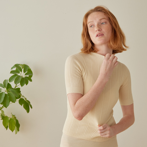 秋を彩るこの時期から着られる「ネテネ」のニットトップス