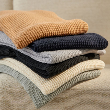 軽くて洗えて、今すぐ活躍。NETENE.のパフィーニット2選
