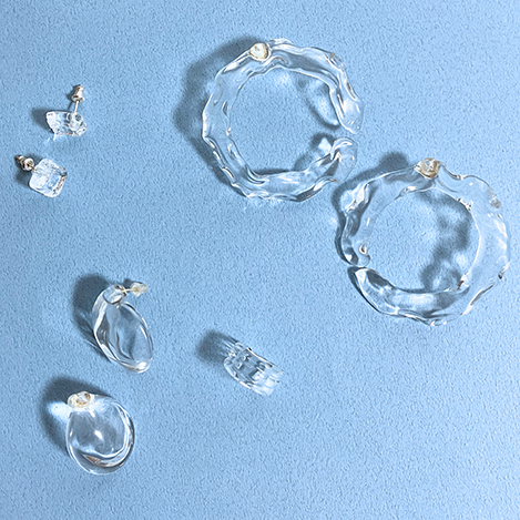 透明感を纏う涼しげな「レム」のガラスのジュエリー