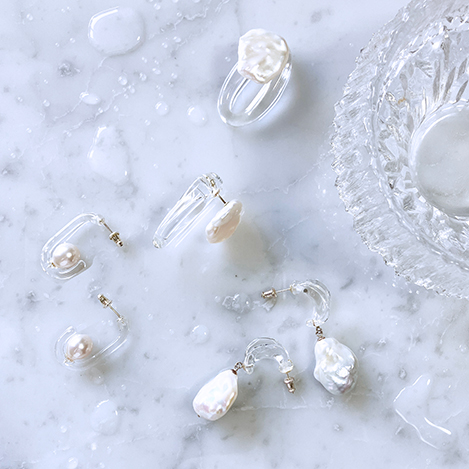 澄んだ光をまとう「レム」のガラス×パールのシアージュエリー