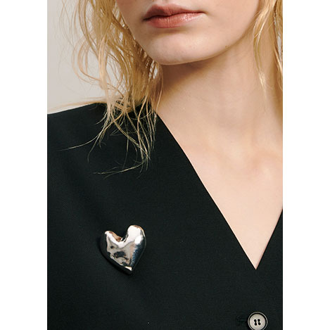 いつもの着こなしにキュートさを添える「メゾンドパルス」のハートアイテム2選