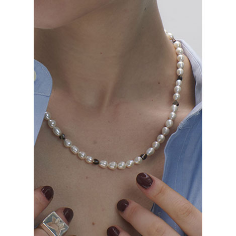 シャツとネックレスでつくる、春のエフォートレススタイル