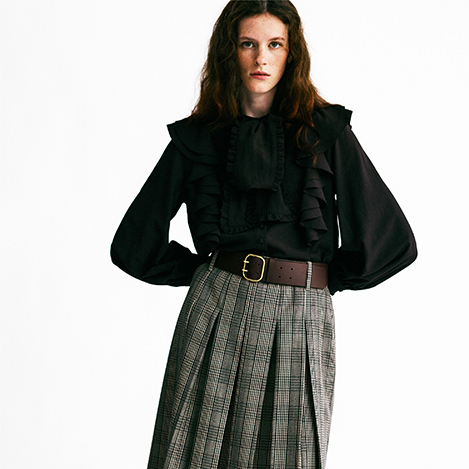 クラシカルなムードのボウタイブラウスとチェック柄セットアップ