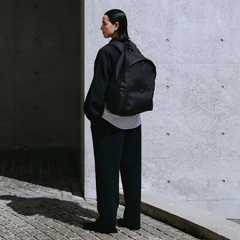 カジュアルからモードまで、様々なスタイルにフィットするバッグ