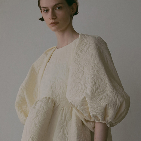 ちょうどいい“甘さ”と“上品さ”。秋のブラウス