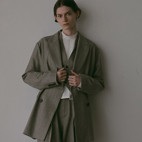 ニットでゆるっと、ジャケットでキリッと。秋のセットアップ術。