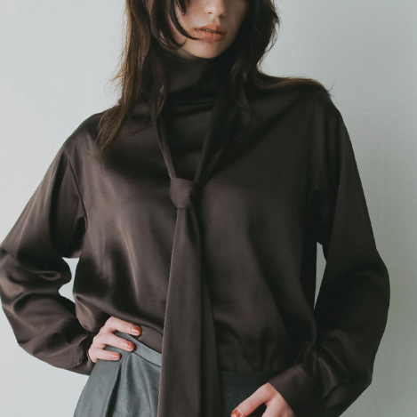 秋、ブラウスが主役になる。今着たいのは“シルエットで魅せる一枚”