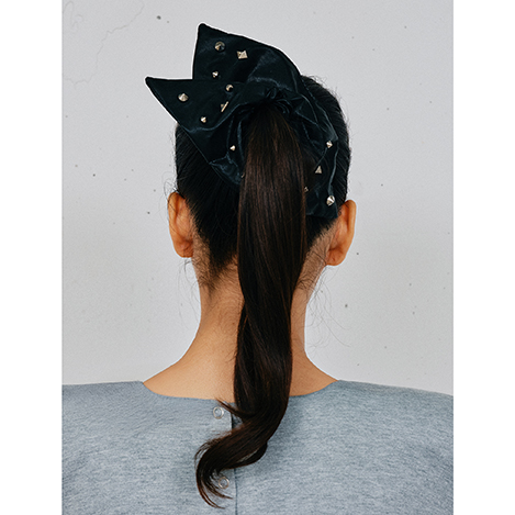 オフィスにも休日にも、遊び心あるヘアアクセ