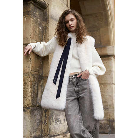 コーディネートに華やぎを添えるフェイクファージレ