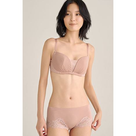 美しく整え、快適にフィットする豊かなバストの方のためのランジェリー