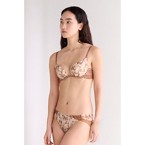 アウターにひびきにくいモールドカップブラに春夏の新プリントが登場