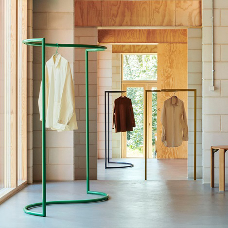 「HAY」の他にはない洗練デザイン! 新生活にもおすすめな、空間を彩るカラーラックやマットが登場