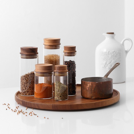 木のぬくもりが感じられる、高品質なテーブルアイテム