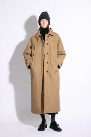 SACRA(サクラ)｜パディングタフタロングコート/ベージュ の通販