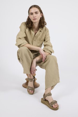 シチズンズオブヒューマニティー 長袖シャツ KAYLA shrunken レディース SIZE S Citizens of humanity Kayla Shrunken Linen Shirt in Chocolate – Citizens of Humanity