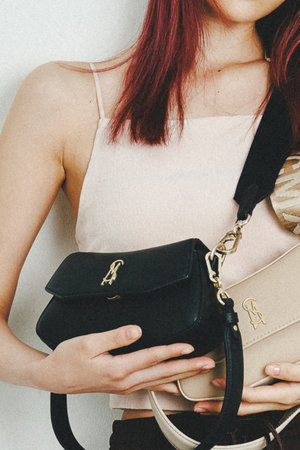 STEVE MADDENのショルダーバッグ 新品★ガンメタリック スタッズ Steve Madden - STEVE MADDENのショルダーバッグ 新品☆ガンメタリック