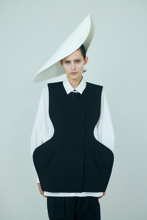 ENFOLD(エンフォルド)｜SHAPE VEST/ブラック の通販｜ELLESHOP・(エル
