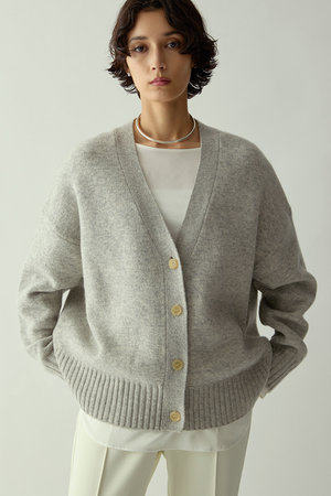 24年✨ウィムガゼット 総針Vネックカーディガン ホワイト 長袖 無地 現行 24年✨ウィムガゼット 総針Vネックカーディガン ホワイト 長袖 無地