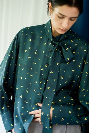 ebure(エブール)｜シルクスモールフラワー ボウタイブラウス/グリーン