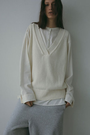 ETRE TOKYO(エトレトウキョウ)｜Vネックスリーブレスニットプル