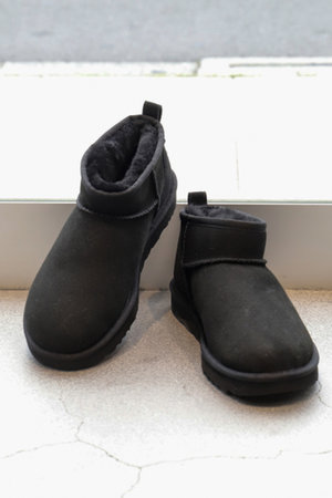 Chaos(カオス)｜【UGG】Classic Mini ムートンブーツ/ブラック の通販 ...