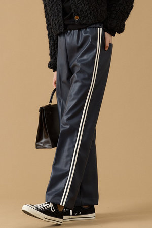 THIRD MAGAZINE(サードマガジン)｜レザーライクラインパンツ/ネイビー