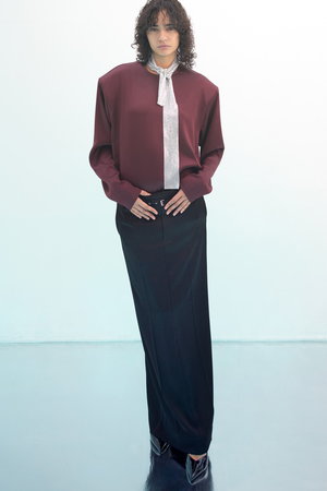 KANAKO SAKAI(カナコ サカイ)｜SATIN ロング スカート/ブラック の通販