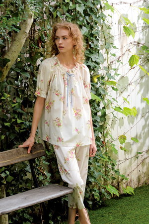 IKUKO(イクコ)｜シングルガーゼ花柄プリント フリルネック半袖パジャマ