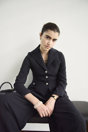 Miss Dior テーラードジャケット 。上質な麻素材、美しいく完成度高いJK 見上愛がディオール 表参道へ。メゾンの新章の幕開けを祝う