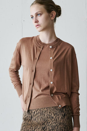 j.(ジェイドット)｜綿シルクニットクルーカーディガン/キャメル の通販