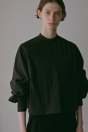 HER.(ハー)｜コットンタックブラウス/ブラック の通販｜ELLESHOP