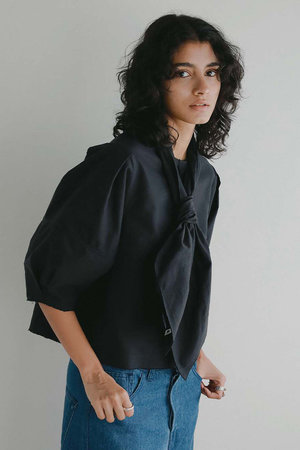 HER.(ハー)｜ハンカチーフデザインブラウス/ブラック の通販｜ELLESHOP 