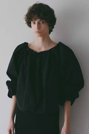 新品タグ付きHER. ハー オフショルダーボリュームスリーブカットトップス 黒 HER.(ハー)｜ボリュームスリーブオフショルブラウス/ブラック の通販