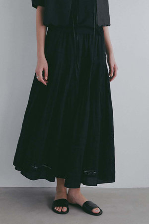 HER.(ハー)｜タックティアードスカート/ブラック の通販｜ELLESHOP