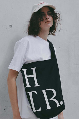 HER.(ハー)｜キャンバスショルダーバッグ/ブラック の通販｜ELLESHOP